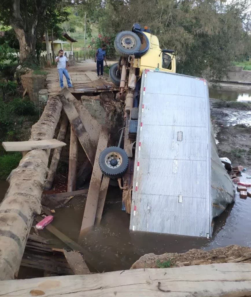 Ponte desaba durante passagem de caminhão no extremo sul da Bahia