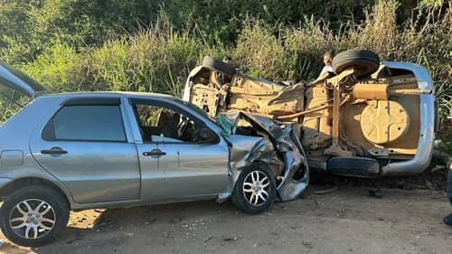 Colisão entre dois carros deixa quatro pessoas feridas na BR-330