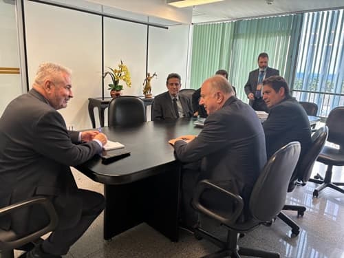 Discussão entre o presidente da CNM, senador e presidente da AMM sobre a redução da alíquota previdenciária dos municípios
