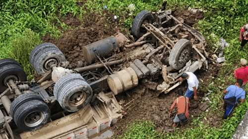 Ubatense fica preso às ferragens após caçamba cair de ponte na BR-101