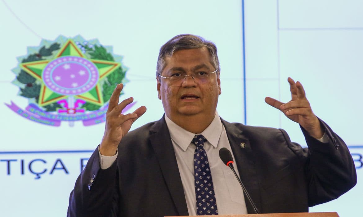 "Acabou o liberou geral de armas de fogo no Brasil", afirma Dino