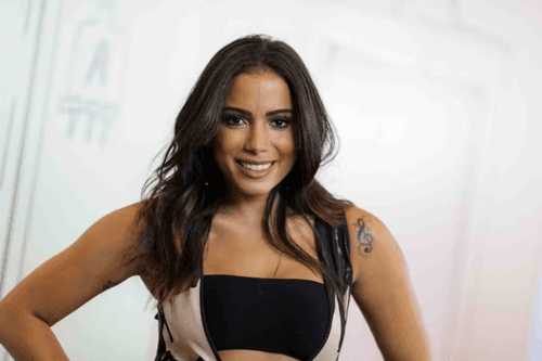 Anitta é coroada rainha de bateria da Grande Rio