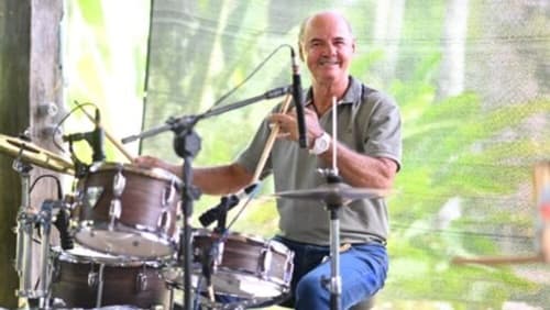 José Américo presta homenagem ao músico Zé Tenaz por quase 60 anos dedicados à bateria