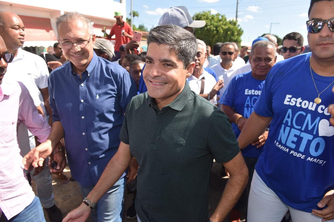 "Eles estão chamando as lideranças políticas e prometendo demais, prometendo pedaços de terra na lua", ironiza ACM Neto