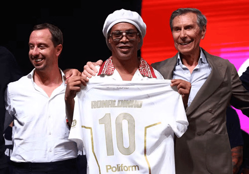 Ronaldinho Gaúcho volta ao futebol profissional em projeto de clube italiano