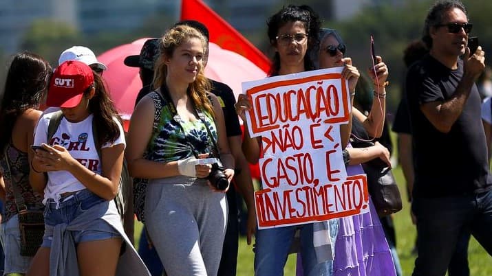 E o reajuste do piso nacional do magistério? Será mesmo de 33,23% ou ficará congelado?